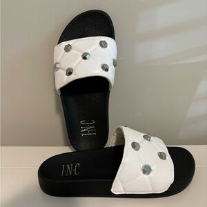 International Concepts INC white/black slides with studs size 5
